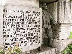 Links der 1951 errichtete Gedenkstein des KZ-Verbandes mit Inschrift