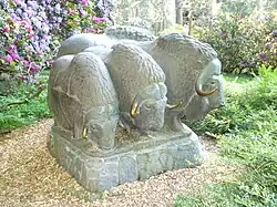 Skulptur Moschusochsen (Bronze und Keramik) im Zoo Rostock (1961)