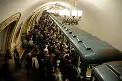 Gegenläufige Lüftungseinlässe auf dem Wagendach eines älteren Zuges der Metro Moskau