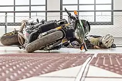 Eine Motorradfahrerpuppe liegt neben einer umgekippten Maschine: Die drastische Szene soll zum Nachdenken über den tödlichen Temporausch animieren.