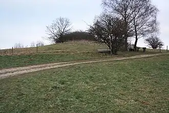 Motzküppel mit Bank und Tisch als Rastgelegenheit