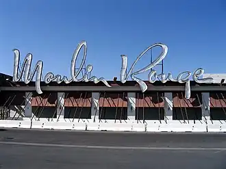 Leuchtreklame des Moulin Rouge Hotel auf der zu dieser Zeit noch erhaltenen Fassade (2006)