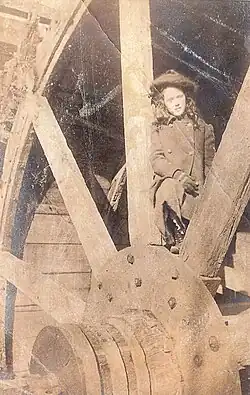 Mädchen in der Moulin de la Corderie des Grottes in Genf