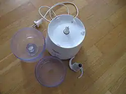 Aufnahme von oben einer auseinandergenommenen weißen Moulinette