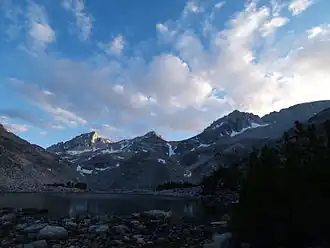 Mount Abbot (links) und Mount Mills (rechts) am Ende des Little Lakes Valley