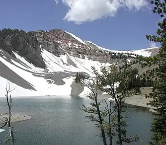 Mount Fitzpatrick über dem Upper Crow Creek Lake