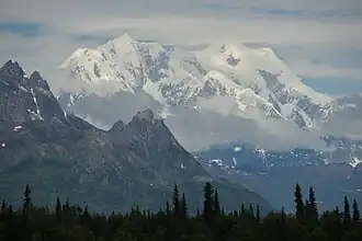 Mount Hunter von Südosten; Südgipfel links, Hauptgipfel rechts