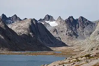 Mount Woodrow Wilson in der Bildmitte über dem Sphinx Glacier. Rechts verläuft der Grat über The Sphinx, Bobs Towers und Miriam Peak bis zum Bonney Pass. Im Hintergrund links die Twin Peaks. Bild blickt von den Titicomb Lakes in nördliche Richtung