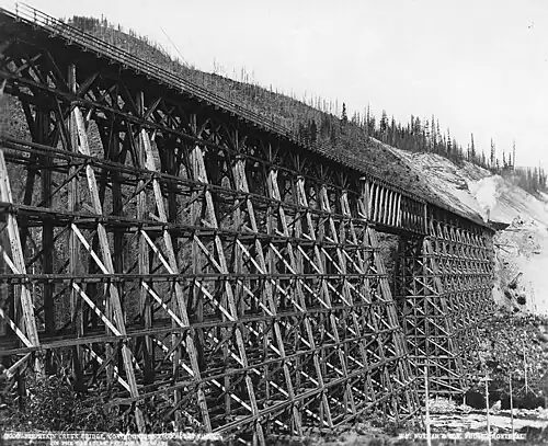 Die Mountain Creek Bridge westlich des Roger-Passes, eine hölzerne Trestle-Brücke