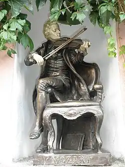 Mozart in einer Mauernische des Pfarrhofs von Wurz (2012)