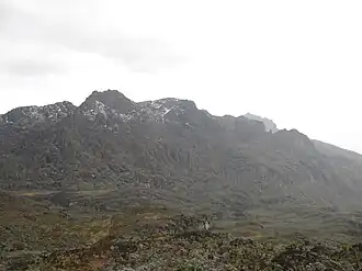 Mount Luigi di Savoia aus nördlicher Richtung, von der Südseite des Mount Baker aus gesehen v. l. n. r. Stairs-Spitze, Sella-Spitze, Weismann-Spitze