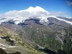 Doppelgipfel des Elbrus 5643 m, darunter das Baksan-Tal mit dem Ort Terskol