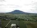 Arayat aus Richtung NNW: Entfernung rund 8 km, Flughöhe über Grund rund 120 m