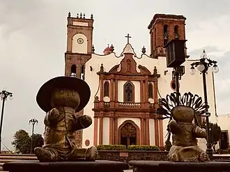 Amealco – Iglesia Santa María de la Asunción und Puppen (muñecas)
