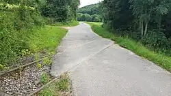 Der Muckbachtalradweg über die Gleise der ehemaligen Bahnstrecke Tauberbischofsheim–Königheim