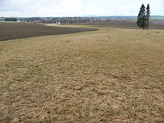 Blick über flachwelliges Terrain nahe Weißdorf, östlich von Münchberg, mit Blickrichtung nach Osten. Im Bildhintergrund die Silhouette des Nordwestrandes des Fichtelgebirges.