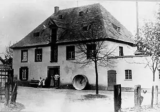 Vorderansicht der Mühle mit Personal