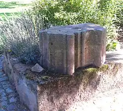 Gotischer Profilstein vom Kloster Münsterdreisen, auf dem heutigen Münsterhof bei Dreisen (2011)