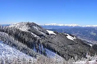 Blick vom Roßeck nach Westen auf Mugelgipfel mit Schutzhaus und Sender