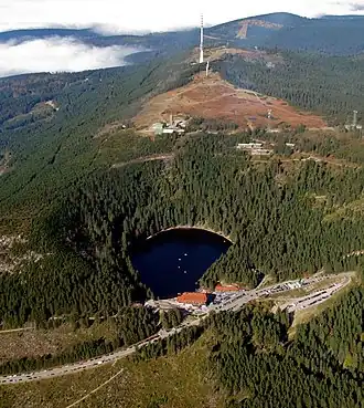 Die Hornisgrinde mit Hochmoor, Sendemast und dem Mummelsee-Kar im Süden