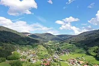 Blick über Seebach im oberen Achertal auf den Altsteigerskopf (Mitte)