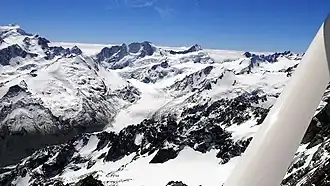 Murchison Glacier mit dem Brodrick Peak (2669 m) und dem Mount Mannering (2669 m) in der Bildmitte
