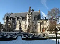 Fassade mit Glockenturm