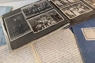 Dokumente zu Ernst Kriemler: Fotos und die Schulhefte, in denen er sein Leben aufgeschrieben hat.