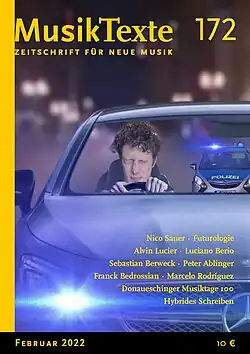 Das Titelbild der MusikText 172 zeigt eine Fotomontage von Nico Sauer mit geschlossenen Augen am Steuer eines Fahrzeugs, verfolgt von einem Berliner Polizeifahrzeug.