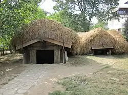 Rekonstruierte Grubenhäuser im Muzeul Național al Satului „Dimitrie Gusti“, Bukarest