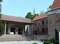 Eingangs­bereich (im Hinter­grund die Turm­spitze des Kolberger Doms)