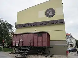 Sibirischer Güter­wagen an der Außen­fassade des Museums
