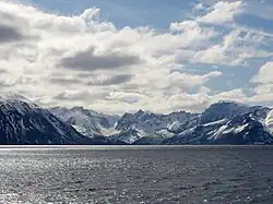 Foto vom Meer mit Blick auf schneebedeckte Bergen