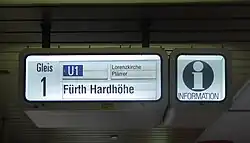 Mechanischer Fallblattanzeiger mit Darstellung von Linie, Ziel und Zuglauf (Standardbauart der U-Bahn Nürnberg ab 1980, 2022 endgültig ausgemustert)