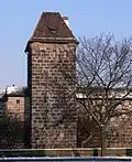 Mauerturm Rotes J