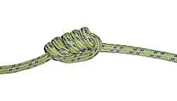 Fünffacher Überhandknoten, der in eine andere Form gebracht wurde, so dass eine Seilpartie außen um die Windungen verläuft. So wurde er mit der Knotenschrift Quipu zur Darstellung der Zahl 5 verwendet