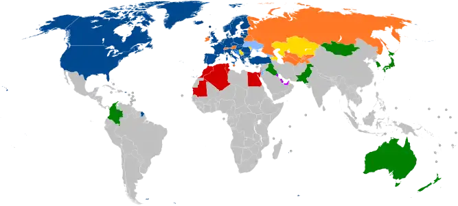 Weltkarte mit Ländern in Blau, Cyan, Orange, Gelb, Lila, Rot und Grün, basierend auf ihrer NATO-Zugehörigkeit.