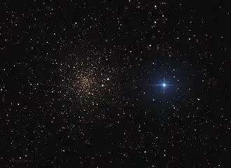 Kugelsternhaufen NGC 6366 mit dem Stern HD 157950. Eine Amateuraufnahme von Robert Eder