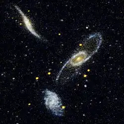 Arp 286 (NGC 5560, NGC 5566 und NGC 5569)