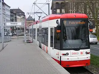 NGT8-Wagen bei Testfahrten (als Fahrschulwagen beschildert) an der Haltestelle Hafen