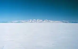 Blick vom vereisten Ross-Meer auf die Royal Society Range