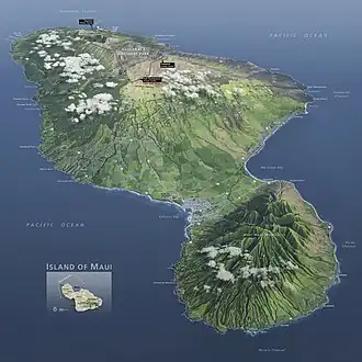 Lage der West Maui Mountains im Vordergrund; der Haleakalā Vulkan im Hintergrund