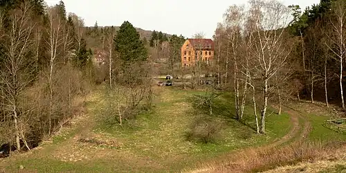 Blick vom Staudamm des Herzberger Teichs auf den früheren Standort des Barackenlagers für Männer