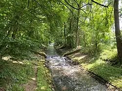 Die Itter bildet die Südgrenze des NSG