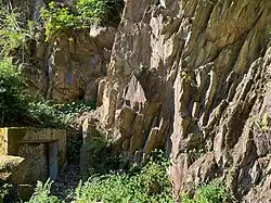 Felshang mit ehem. Sprengmittel-Bunker im NSG