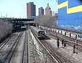 Auf Teil der Trasse der Sea Beach Line liegen U-Bahn und die Güter­zug­strecke Bay Ridge Branch neben­einander (2010)
