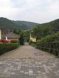 Verbindungsweg, der die parallel gestaffelt am Hang liegenden Straßen Schillerstraße, Niemöllerstraße und Goethestraße miteinander verbindet. Bild zeigt die Verbindung zwischen Niemöllerstraße und Schillerstraße am Ende des abfallenden Weges.