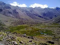 Das Quellgebiet Los Nacimientos, 3135 m.ü.M, 34° 14′ S, 69° 51′ W-34.230555555556-69.8555555555563135.[4][5] Drei Bäche, die sich ihrer­seits aus zahl­reichen Rinn­sal­en bilden, vereinigen sich hier zum Río Maipo.[1]