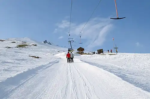 Bergstation des Skilifts Naladas der Savognin Bergbahnen, die sich wenig nordwestlich des Gipfels befindet.