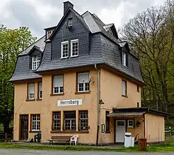 Bahnhofsgebäude von Herrnberg, Gleisseite (2017)